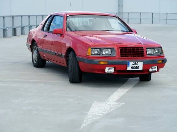 Ford Thunderbird deváté generace je hodně netradiční americké auto. Vrcholem nabídky byl čtyřválec, dokonce přeplňovaný
