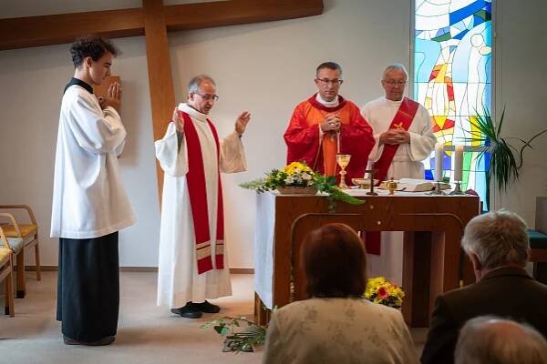 Svátost biřmování v domově seniorů Slunečnice - Římskokatolická farnost Pustkovec
