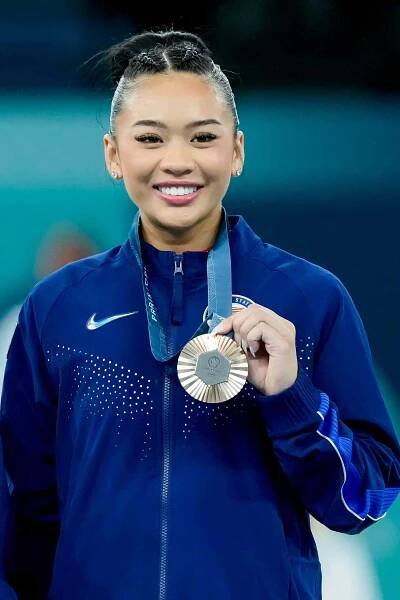 Sunisa Lee accepting her bronze medal.