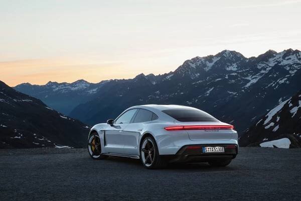 Porsche Taycan: Podrobné specifikace vozidel & Interaktivní nástroj pro srovnání