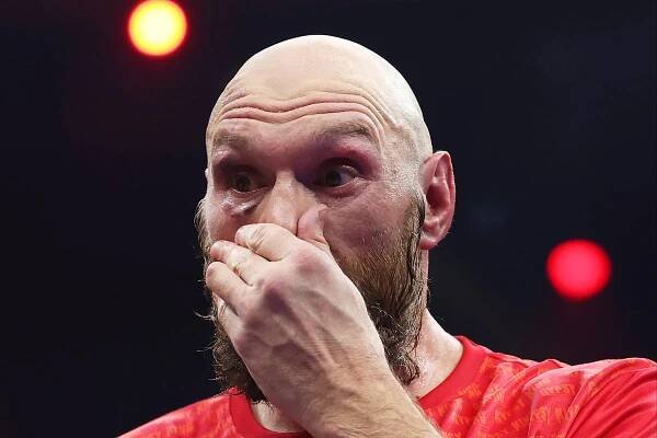 Tyson Fury abruptly leaves ring to avoid interview after losing to Usyk again