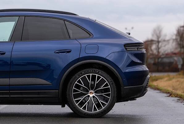 Elektrické Porsche Macan je možná smysluplnější než s V6. A jak ukazuje tento kousek, interiér může být pořádně divoký