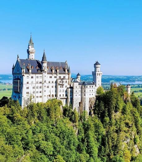 Neuschwanstein je zámek v Allgäu v Bavorsku