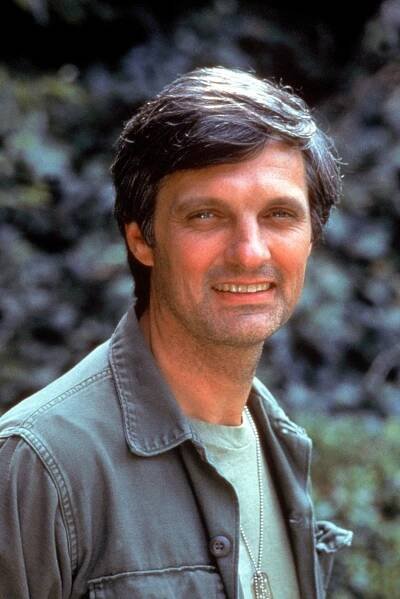 Herec Alan Alda slaví 80! Jak vypadají další hvězdy seriálu M.A.S.H. a kdo už mezi námi není?