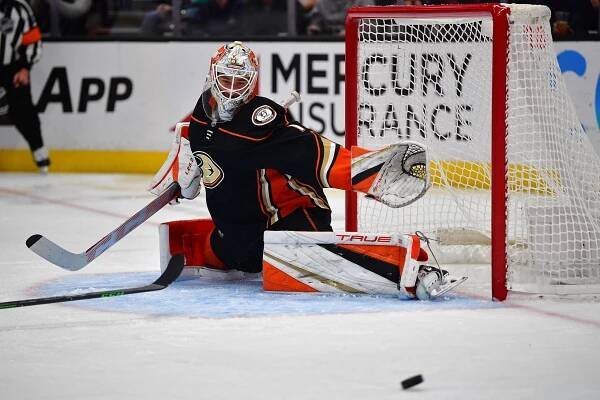 Nejlepší brankář ligy, tleskají mladému Čechovi. Září v nejhorším týmu a míří do NHL