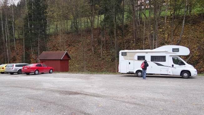 Kempování mimo kempy v Krkonoších zakázáno. Přesto jsou zde místa, kde jsou na karavanisty připraveni