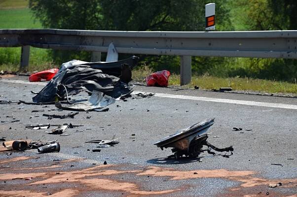 Tragická nehoda u Velvar: střet nákladního a osobního vozidla nepřežila žena