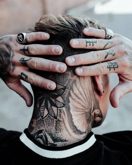 Los tatuajes grandes pueden abarcar del pecho al cogote