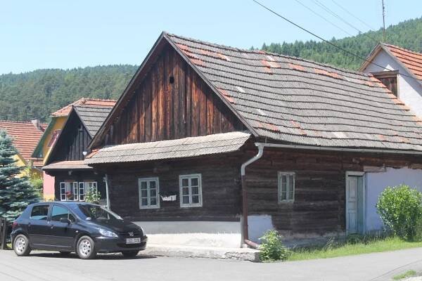 Návojná: upravená jihovalašská vesnice plná roubenek