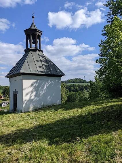 Soubor:Libňatov - kaple se zvoničkou (stav květen 2025) (2).jpg – Wikipedie