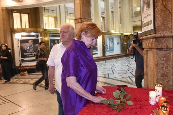 S Karlem Heřmánkem se přišli do divadla rozloučit Kostka, Satoranský, Morávková, Tomsová, nechyběla ani hercova sestra