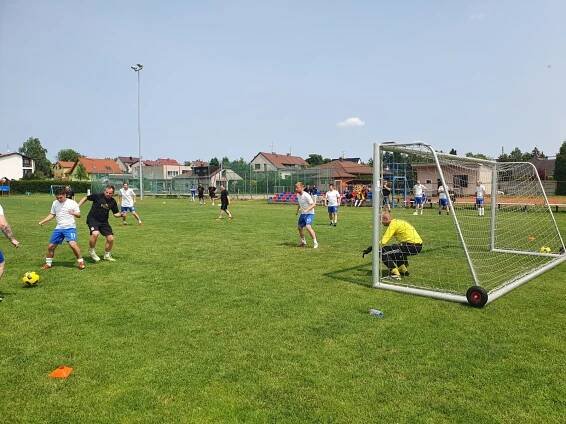 Parádní turnaj v Nové Vsi. Krásné góly, sluníčko. Zaměstnanecká liga Deníku