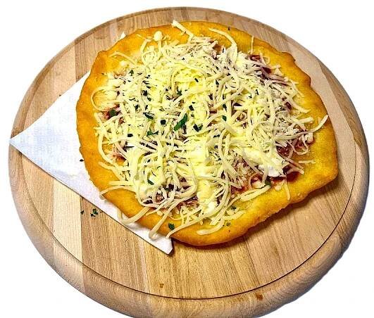 Langoš s kečupem, sýrem, tatarkou a česnekem