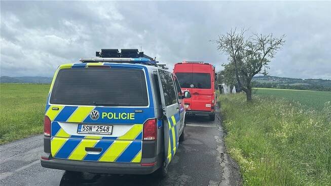 Na Kutnohorsku skončil na boku autobus plný dětí: Učitelka utrpěla zranění