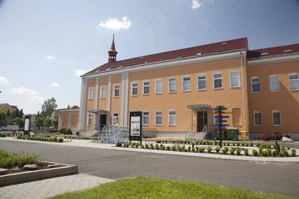 Za karlovarským porcelánem a sklem – epochanacestach.cz