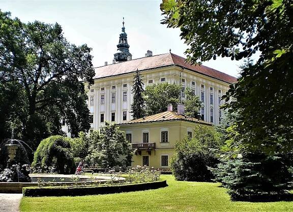 Pohled na Arcibiskupský zámek.. *