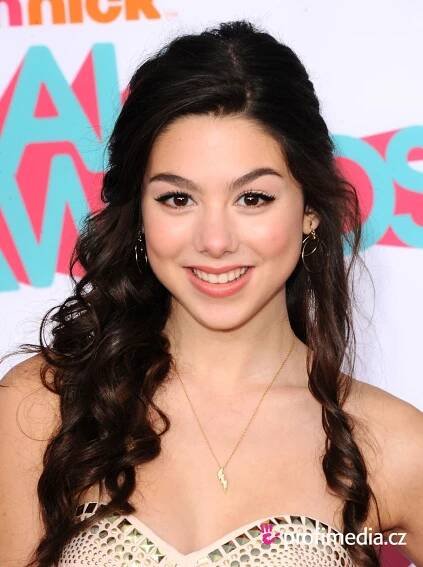 Kira Kosarin - celebrity účes - HappyHair