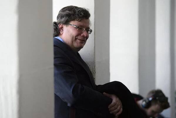 Savo hlásí velký návrat. Vondra triumfálně vystoupil z politického zapomnění