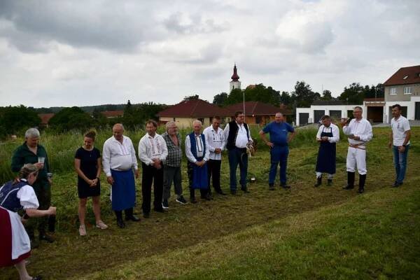 Kosení lúky 10. 6. 2023 - Oficiální stránky obce Hodonice