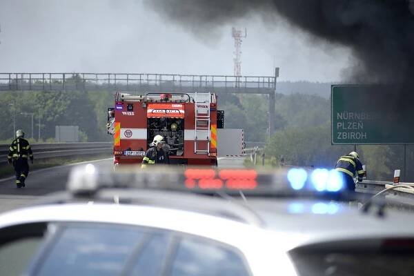 V Žebráku hořela průmyslová hala. S hašením pomáhal i vrtulník Black Hawk