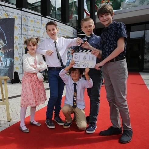 Natáčení dětského seriálu Kriminálka 5.C - natáčení probíhalo i během tradičního Zlín Film Festivalu  (na fotografii Kateřina Vorlová,  Matěj Sedlák,  Milo Kennedy ,  Andy Kummer a Matěj Havelka) | foto: Růžena Vorlová,  Český rozhlas