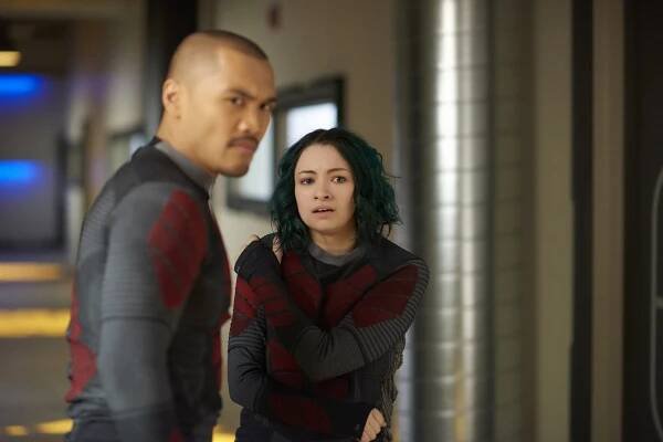 Dark Matter - She's One of Them Now - Z filmu - Alex Mallari Jr., Jodelle Ferland