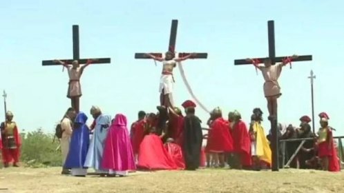 Na Filipínách obnovili pradávný zvyk: Velikonoce slaví ukřižováním! A doufají v konec války na Ukrajině