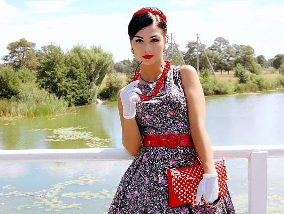 Styl 50. let (48 fotografií): příklady oblečení pro ženy, móda velké éry, ikony a obrazy stylu