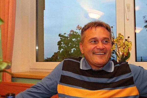 Prezident FK Mladá Boleslav Josef Dufek poslouchá vyprávění Vladimíra Čecha.