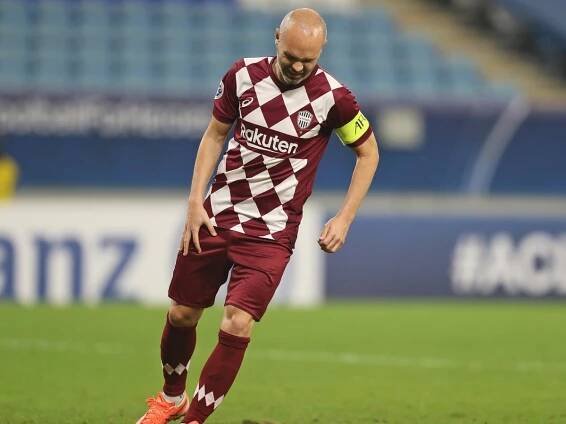 Hviezdny Iniesta má zlomenú nohu! Nezahrá si štyri mesiace