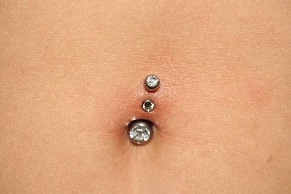 Dermal Anchor on the belly – Piercing Studio Wien