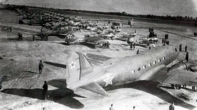 Letiště v dnešní polské Porębě na jaře 1945. Odtud vzlétala sovětská letadla k útokům na Ostravsko.