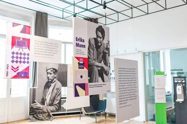 Die Ausstellung „Erika Mann (1905–1969). Die Kriegsreporterin, Kinderbuchautorin und politische Kommentatorin“ ist im Goethe-Institut Prag zu sehen. Foto: Pavlína Jáchimová/Goethe-Institut