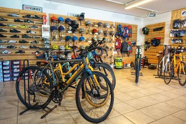 Bike Helme Verkaufswand und Bike Ausstellung