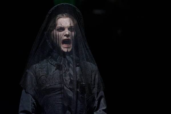 Liz White in Žena v černém (2012)
