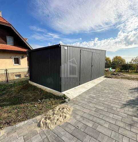 Plechova garáž 6x3m - Dvoukřídlá vrata - antracit - okapy - střecha bočni spád TS852