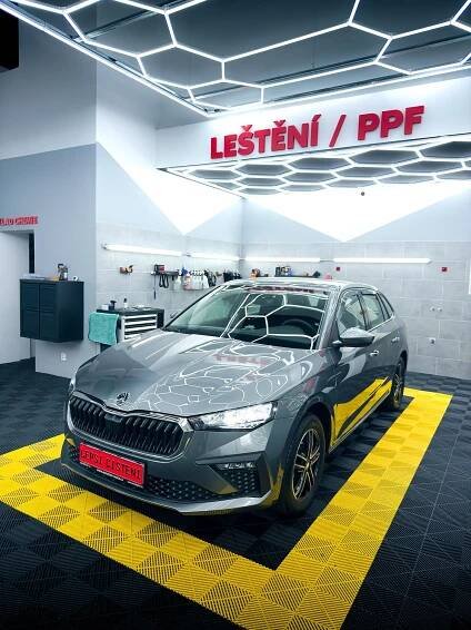 ✨ Škoda Scala v plné ochraně! ✨
Dnes k nám dorazila tahle kráska na kompletní Full Body PPF – od nárazníku až po poslední detail karoserie.
💎 Výsledek? Dokonalá ochrana proti kamínkům, škrábancům a nečistotám + luxusní lesk, který vydrží roky.

✅ 100% neviditelná ochrana
✅ Samohojivý povrch proti mikroškrábancům
✅ Perfektní pro nové i zánovní vozy