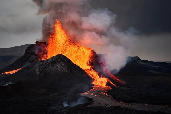 Výbuch sopky Fagradalsfjall na islandském poloostrově Reykjanes... | iROZHLAS - spolehlivé zprávy