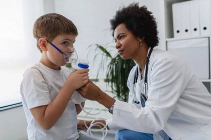 žena afroamerický lékař praktický lékař pomáhá dítěti dát nebulizátor inhalátor obličejovou masku. léčba astmatu pro děti. - dýchací soustava kardiopulmonální systém - stock snímky, obrázky a fotky