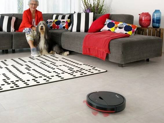 Robotický vysavač Roomba uklidí podlahu s kobercem.