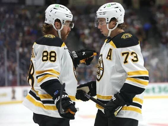 Naše dítě. McAvoy a Pastrňák pravděpodobně povedou Boston spolu a bez „céčka“