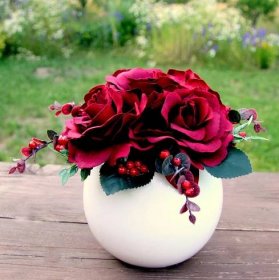 Rubínové+růže+v+bílé+lesklé+keramické+kouli+Kytice+vínových+růží z ...