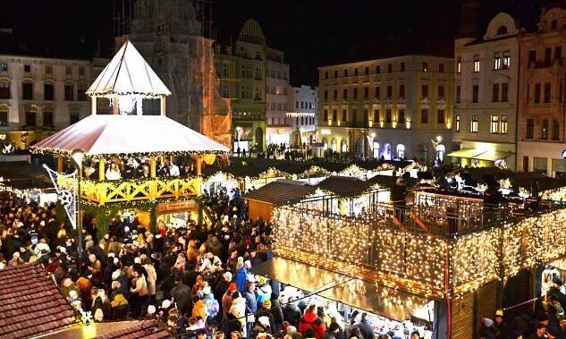 Vánoční strom na Horním náměstí už září. Dostal jméno Floriánek | Hanácký Večerník | Zpravodajství z Olomouce a okolí