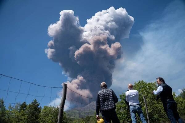 Dáma prstenů tančí v oblacích dýmu: Etna znovu rozehrála ohnivou symfonii