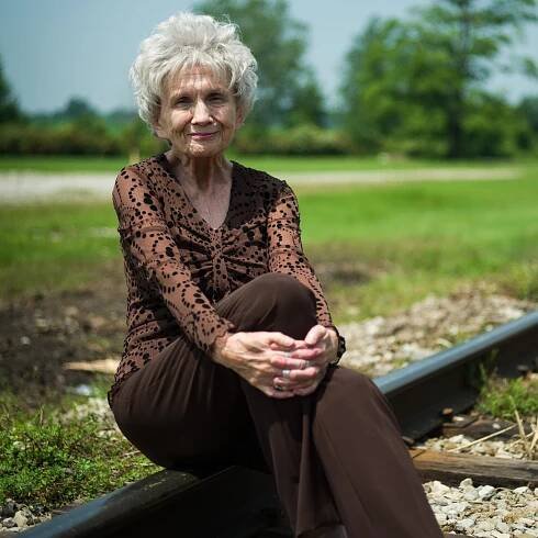 Alice Munro, Nobel Laureate and Master of the Short Story, Dies at 92