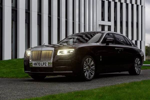 Jak se liší šampaňské dobržďování od whiskeového? Vyzkoušeli jsme v Rolls-Royce Ghost, co musí zvládnout profesionální řidič smetánky