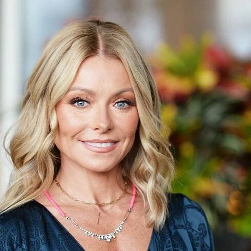 Kelly Ripa just redefined florals for me – her wallpaper shows how classic prints can feel fresh, modern, and...