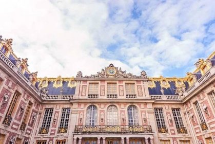 These Versailles photos prove that the palace, gardens, Petit Trianon, and Grand Trianon are totally worth the trip from Paris, France! versailles façade