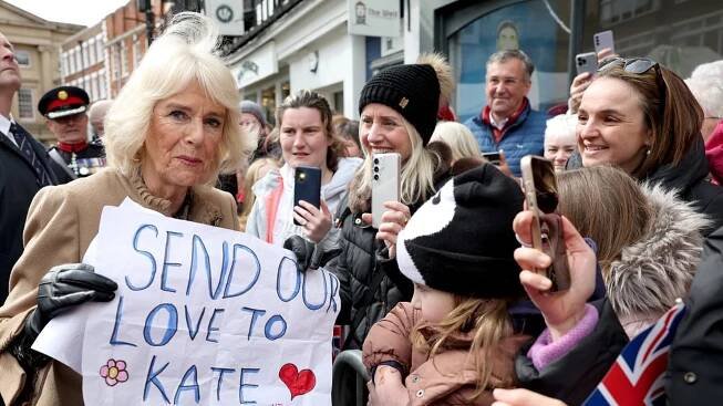 Královská rodina o nemocné Kate: Camilla prolomila mlčení, Sarah poslala dojemný vzkaz