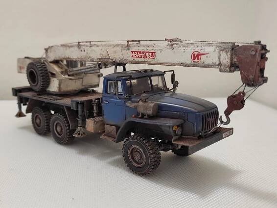 Model 1:43 AVD autojeřáb Ural patina